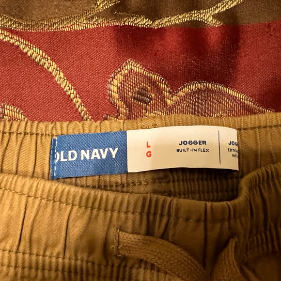 Men’s old navy large khaki jogger shorts - Picture 2 of 3